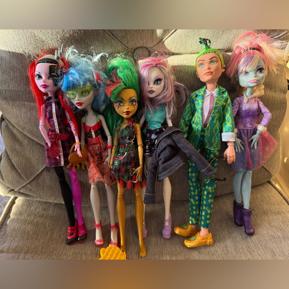 Lot of 6 MONSTER HIGH Dolls